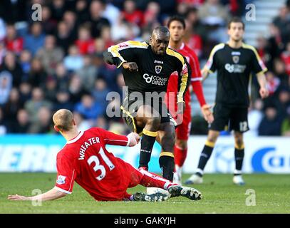 Football - FA Cup - Sixième tour - Middlesbrough / Cardiff City - The Riverside Stadium.Jimmy Floyd Hasselbaink (au centre) de Cardiff City et David Wheater de Middlesbrough se battent pour le ballon Banque D'Images