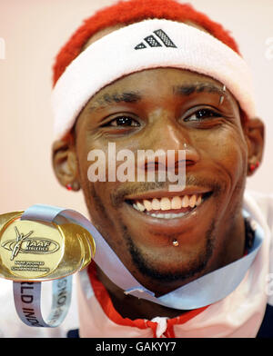 Phillips Idowu en Grande-Bretagne célèbre avec sa médaille après avoir remporté l'or à la Triple Jump final hommes lors des Championnats du monde en salle de l'IAAF au Palau Velodromo Luis Puig à Valence, Espagne. Banque D'Images