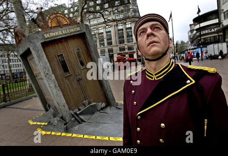 Une installation d'art d'ascenseur imposant atterrit aujourd'hui à Leicester Square pour lancer le tour Twilight zone de Terror à Disneyland Resort Paris. Banque D'Images