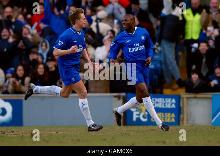 Soccer - FA Barclaycard Premiership - Chelsea / Charlton Athletic.William Gallas (r) de Chelsea célèbre le score avec son coéquipier Jesper Gronkjaer (l) Banque D'Images