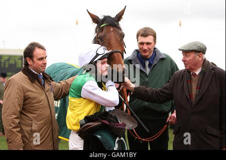 L'entraîneur Alan King (l), Jockey Tony McCoy (2e à gauche) et le propriétaire Trevor Hemmings (r) avec Albertas Run, gagnant de la Royal & Sun Alliance Chase au Cheltenham Festival. Banque D'Images