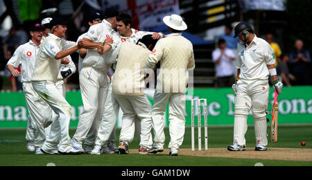 James Anderson, en Angleterre, célèbre le cricket de Mathew Sinclair, en Nouvelle-Zélande, lors du 2e test à la réserve de Basin, à Wellington, en Nouvelle-Zélande. Banque D'Images