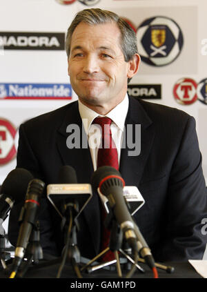 George Burley, directeur écossais, lors d'une conférence de presse à Hampden Park, Glasgow. Banque D'Images