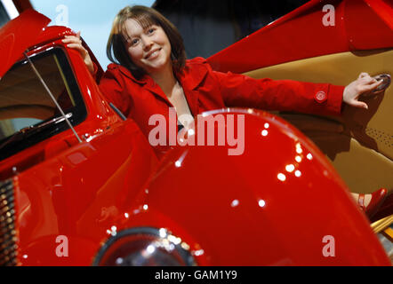 Kelly Daye a un aperçu d'un Ford Roadster 1937 lors d'une nouvelle exposition de véhicules personnalisés au Musée national de l'automobile de Beaulieu, dans la New Forest, Hampshire. Banque D'Images