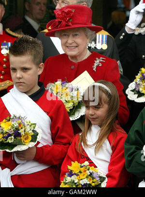 La Reine pose pour une photo officielle à l'extérieur de la cathédrale Saint-Patrick dans la ville d'Armagh, en Irlande du Nord, après le traditionnel Maundy Service où elle a présenté l'argent Maundy à 82 hommes et 82 femmes aujourd'hui. Banque D'Images