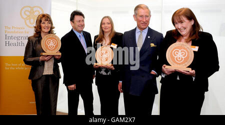 Le Prince de Galles, (deuxième à droite), et Alan Titchmarsh, (deuxième à gauche), s'entretient avec les lauréats du prix Prince's Foundation for Integrated Health, après avoir remis les prix annuels de la fondation à Londres aujourd'hui. Les organisations gagnantes sont représentées par, (de gauche à droite), Margaret Walsh, chef de projet de la pépinière de Little Orchids, Waterside, Comté de Londonderry, le gagnant de l'Irlande du Nord, Alan Titchmarsh, Karen Hooton, thérapeute gratuite chez Midlothian Sure Start, en Écosse, le gagnant du Royaume-Uni, le Prince de Galles, Et Martine Randall du programme de gestion de l'état et Banque D'Images