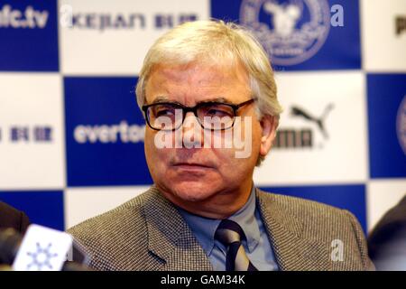 Bill Kenwright, vice-président d'Everton pendant la signature du contrat de Wayne Rooney. Banque D'Images