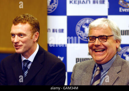 David Moyes, directeur d'Everton, et Bill Kenwright, vice-président, pendant la signature du contrat de Wayne Rooney. Banque D'Images