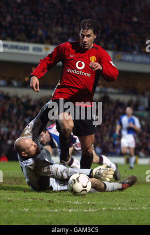 Soccer - Worthington Cup - demi-finale - deuxième jambe - Blackburn Rovers / Manchester United.Brad Friedel, le gardien de Blackburn Rovers, fait tomber Ruud van Nistelrooy de Manchester United pour lui faire renoncer à la pénalité Banque D'Images