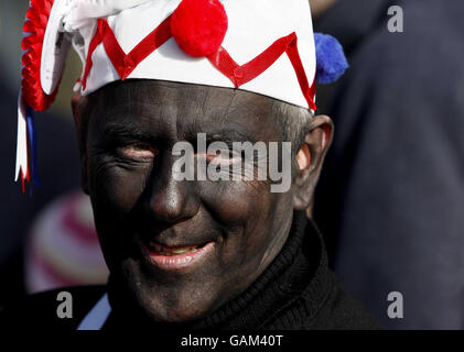 Des membres du Britannia Coco-Nut Dancers de Bacup dans les rues proches de Bacup pour la danse traditionnelle annuelle du groupe le samedi de Pâques. Banque D'Images