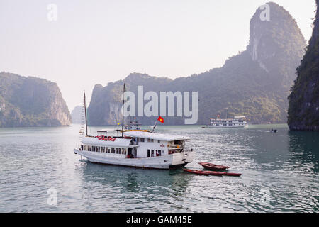 Un bateau de tourisme croisière sur les eaux de la Baie d'Ha Long au Vietnam. Ha Long Bay est un site du patrimoine mondial de l'UNESCO Banque D'Images