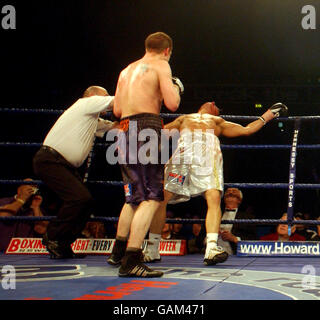 Wayne Pinder frappe Damon Hague dans leur WBF Middlewhuit Combat de championnat Banque D'Images