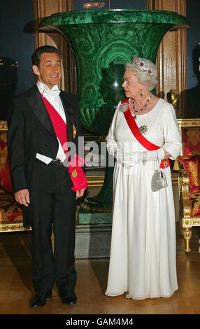 Le président français Nicolas Sarkozy et la reine Elizabeth II parlent avant un banquet d'État tenu au château de Windsor. Banque D'Images