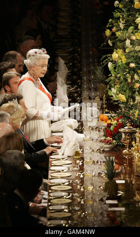 La reine Elizabeth II de Grande-Bretagne prononce un discours au début d'un banquet d'État avec le président français Nicolas Sarkozy, invisible, au château de Windsor à Windsor. Banque D'Images