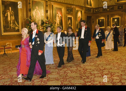 Nicole Ameline avec un homme non identifié, le ministre des Affaires étrangères et européennes Bernard Kouchner et la princesse Anne marchent jusqu'à un dîner royal au château de Windsor. Banque D'Images