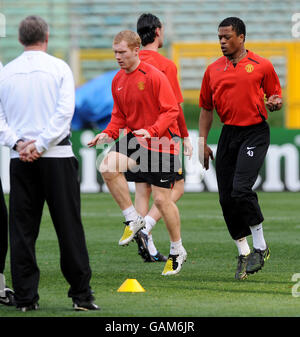 Alex Ferguson, directeur de Manchester United (à gauche), surveille Paul Scholes et Patrice Evra au cours d'une séance de formation au Stadio Olimpico, à Rome. Banque D'Images