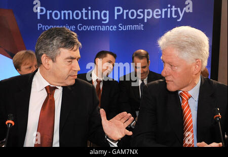 Le Premier ministre Gordon Brown (à gauche) siège aujourd'hui à la première session de travail du Sommet sur la gouvernance progressive à Hertfordshire avec l'ancien président américain Bill Clinton (à droite). Banque D'Images