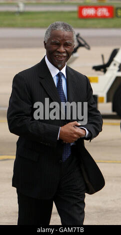 Le président sud-africain Thabo Mbeki arrive à la Royal Suite à l'aéroport de Heathrow, Londres. Banque D'Images