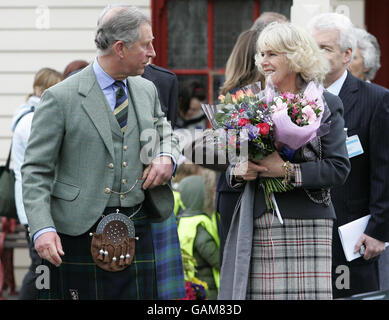 Le Prince de Galles et la Duchesse de Cornwall à l'ancienne gare de Ballater, Royal Deeside, où une reproduction de chemin de fer victorien a été construite. Banque D'Images