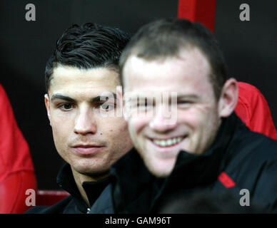 Football - UEFA Champions League - quart de finale - deuxième étape - Manchester United v AS Roma - Old Trafford.Cristiano Ronaldo (à gauche) et Wayne Rooney, de Manchester United, sont assis sur le banc Banque D'Images