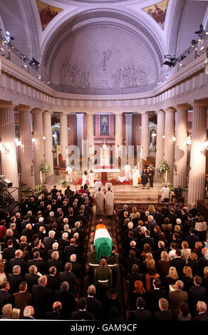 Le cercueil contenant le corps de l'ancien président irlandais, le Dr Patrick Hillery, est transporté dans l'église pro-cathédrale St Mary de Dublin pour un service funéraire devant le funéraire d'État demain. Banque D'Images