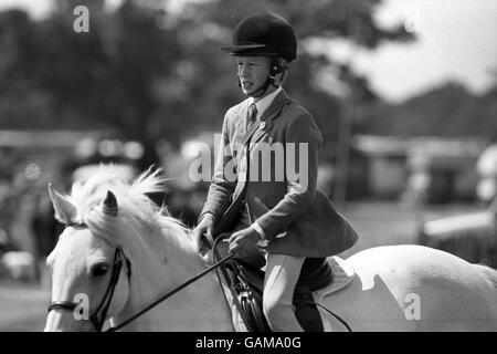 Peter Phillips fait le poney express aux essais de chevaux de Windsor. Lui et sa sœur, Zara, ont joué le rôle de messagers pour les juges et les organisateurs. Leur mère, la princesse royale, était au spectacle à Home Park, dans le Grand parc de Windsor, dans le Berskshire. Banque D'Images