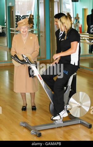 La reine Elizabeth II de Grande-Bretagne suit un cours de spinning lors d'une visite au centre de loisirs LC2 à Swansea, au sud du pays de Galles. Banque D'Images