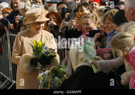 La reine Elizabeth II de Grande-Bretagne rencontre des gens lors d'une promenade à Swansea après avoir visité le centre de loisirs LC2 dans la ville, au sud du pays de Galles. Banque D'Images