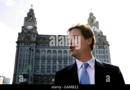 Nick Clegg, chef des libéraux démocrates, arrive à Liverpool pour la conférence de printemps du parti. Banque D'Images