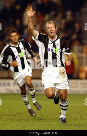 Alan Shearer, de Newcastle United, célèbre les scores de la zone de pénalité Faire le score 2-2 contre Wolverhampton Wanderers Banque D'Images