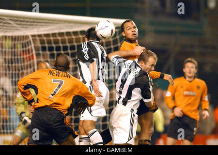 Joleon Lescott de Wolverhampton Wanderers dévie le ballon de Newcastle United Alan Shearer et Clarence Acuna Banque D'Images