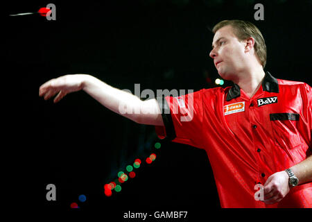 John part en action pendant la finale contre Phil Taylor Banque D'Images