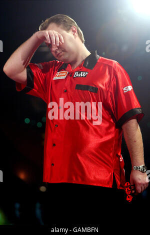 John part ne peut pas supporter de regarder comme Phil Taylor fait un retour en finale Banque D'Images