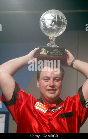 John part fête avec le trophée du Championnat du monde de Ladbrokes après Vainqueur de la finale contre Phil Taylor Banque D'Images