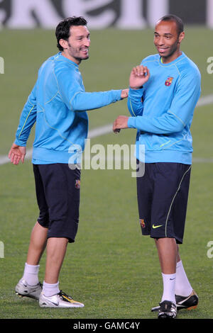 Football - UEFA Champions League - Premier Knock Out Round - second Leg - Barcelona v Celtic - Barcelona Training - Camp Nou.Gianluca Zambrotta (l) de Barcelone et Thierry Henry bavardes pendant l'entraînement au camp de Nou Banque D'Images