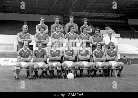 Bristol City football Club, de gauche à droite rangée arrière : Don Gillies, Ray Cashley, John Shaw et Clive Whitehead. Deuxième rangée, de gauche à droite : Alan Dicks (directeur) Paul Cheesley, David Rodgers, Tom Ritchie, Garry collier, Ken Wimshurt (entraîneur) et les Bardsley (physiothérapeute). Première rangée, de gauche à droite : Mike Brolly, Jimmy Mann, Brian Drysdale, Geoff Merrick, Trevor Tainton, Gerry Sweeney et Gerry Gow. Banque D'Images