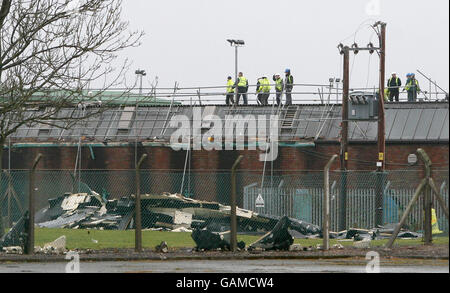 Des ouvriers ont relevé les dégâts après l'explosion d'un toit dans un bâtiment de Carrington, Manchester. Banque D'Images