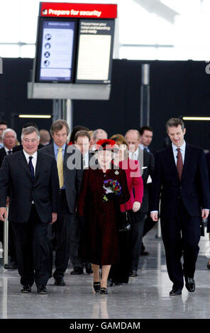 La reine Elizabeth II de Grande-Bretagne part après l'ouverture du nouveau terminal 5 de 4.3 milliards à Heathrow. Banque D'Images