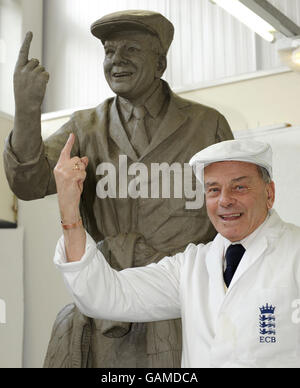 Ancien juge-arbitre international Dickie Bird à côté d'une sculpture en argile de lui-même créée par le sculpteur Graham Ibbeson au Barnsley College, Barnsley. La sculpture sera moulée en bronze et exposée dans le centre-ville de Barnsley. Banque D'Images