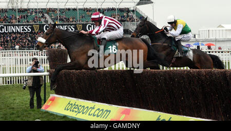 Tiger Cry, monté par Davy Russell, remporte la dernière avance d'Andreas monté par Ruby Walsh pour remporter le Johnny Henderson Grand Annual Steeple Chase lors du Cheltenham Festival à l'hippodrome de Cheltenham. Banque D'Images