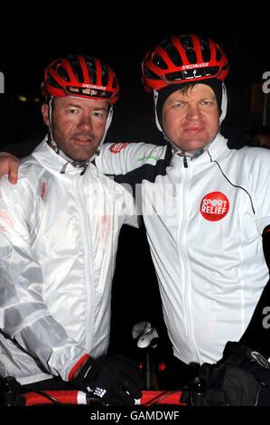 Alan Shearer (à gauche) l'ancien footballeur d'Angleterre et Adrian Chales, présentateur du sport télévisé, avant qu'ils ne se mettent dans le centre télévisuel de la BBC, après avoir fait du vélo de Newcastle à Shepherds Bush West London, pour le Sport relief ce soir. Banque D'Images