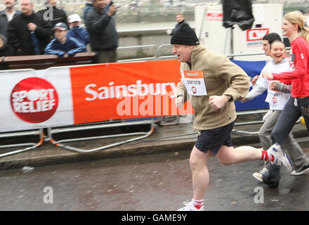 Boris Johnson se prépare à courir le London Sainsburys Sport relief Mile sur Victoria Embankment, Londres. Banque D'Images