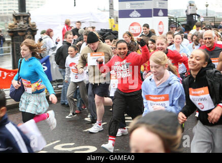 London Sainsburys Sport relief Mile - Londres.Boris Johnson se prépare à courir le London Sainsburys Sport relief Mile sur Victoria Embankment, Londres. Banque D'Images