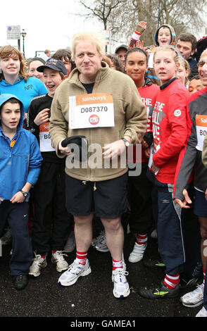 Boris Johnson se prépare à courir le London Sainsburys Sport relief Mile sur Victoria Embankment, Londres. Banque D'Images