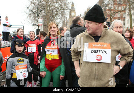 Boris Johnson se prépare à courir le London Sainsburys Sport relief Mile sur Victoria Embankment, Londres. Banque D'Images