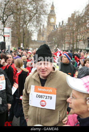 London Sainsburys Sport relief Mile - Londres.Boris Johnson se prépare à courir le London Sainsburys Sport relief Mile sur Victoria Embankment, Londres. Banque D'Images