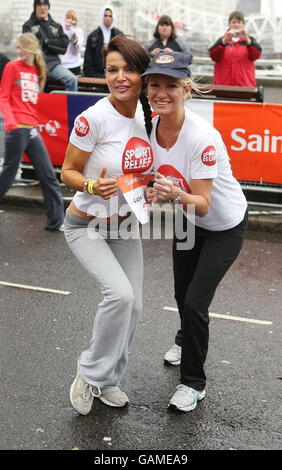 De gauche à droite : Lizzie Cundy et Alex Best préparez-vous à courir le London Sainsburys Sport relief Mile sur Victoria Embankment, Londres. Banque D'Images