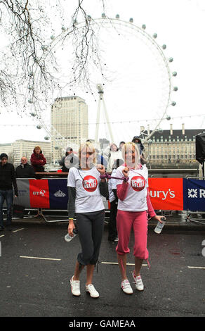 Samantha et Amanda marchant se préparer à courir le London Sainsburys Sport relief Mile sur Victoria Embankment, Londres. Banque D'Images