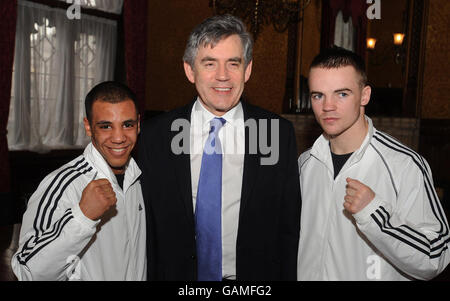 Le Premier ministre britannique Gordon Brown (au centre) avec les membres de l'équipe de boxe olympique de Grande-Bretagne Khalid Yafai (à gauche) et Frankie Gavin, tous deux de Birmingham, lors d'une réception au bureau privé du Premier ministre au Parlement, dans le centre de Londres. Banque D'Images