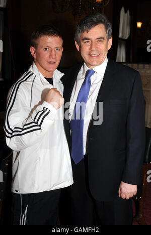 Le Premier ministre britannique Gordon Brown (à droite) avec le membre de l'équipe de boxe olympique de Grande-Bretagne Bradley Saunders de Sedgefield, lors d'une réception dans le bureau privé du Premier ministre au Parlement, dans le centre de Londres. Banque D'Images